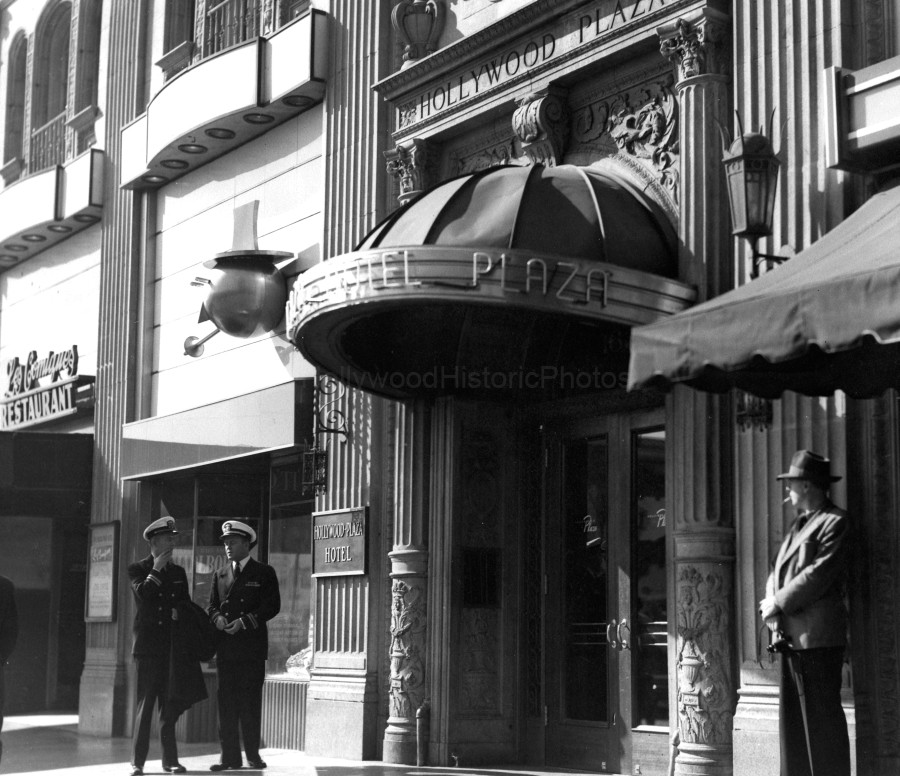 Hollywood Plaza Hotel 1944 Entrance 1637 No. Vine St. wm.jpg